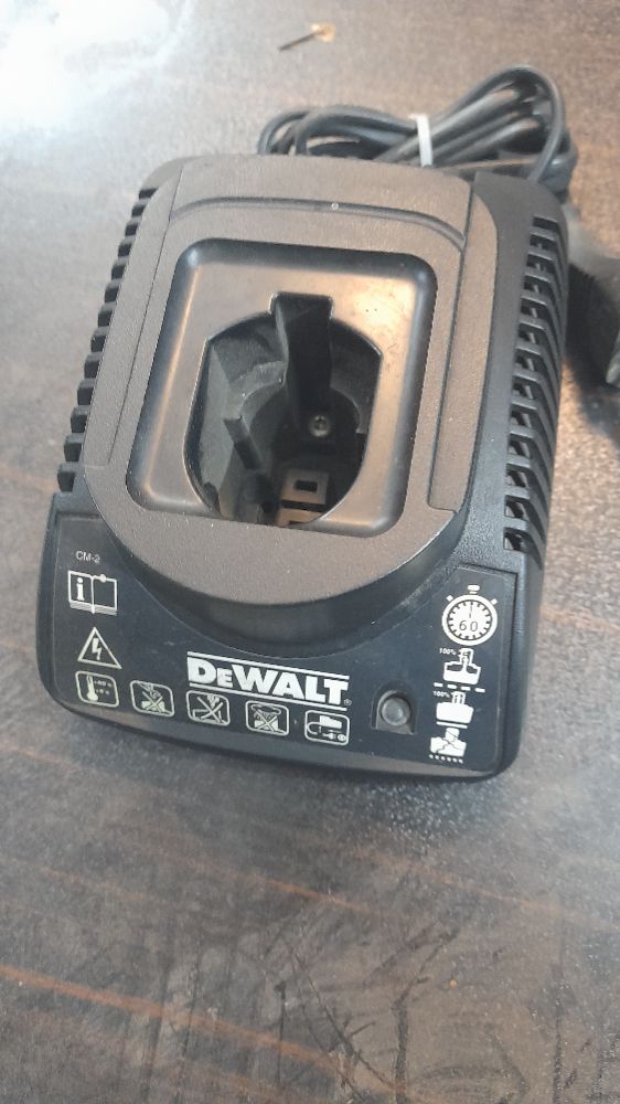 شارژر نیکلی دیوالت 